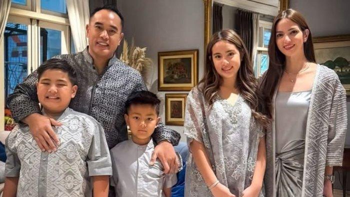 SEKOLAH DI SINGAPURA - Potret keluarga Ardi Bakrie dan Nia Ramadhani dari capture instagram, Rabu (23/4/2025).