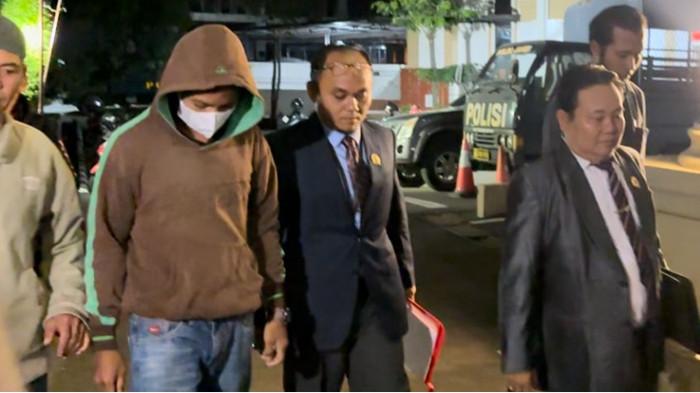 MELAPOR - Siswa SMK Negeri 3 Tanjung Jabung Timur berinisial LF melapor ke Polda Jambi, Senin (19/1/2026). Laporan ini menyusul kasus kekerasan yang terjadi di lingkungan sekolah dan viral di media sosial beberapa waktu lalu.