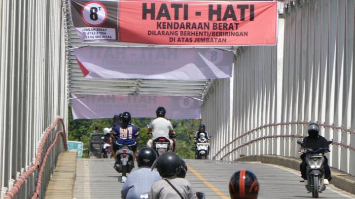 SPANDUK LARANGAN- Spanduk larangan melintas bagi kendaraan di atas 8 ton terpasang di Jembatan Sei Malinau, Senin (2/2/2026). Pengetatan aturan ini merupakan upaya perlindungan terhadap struktur jembatan yang mengalami sobekan baja akibat benturan alat berat.