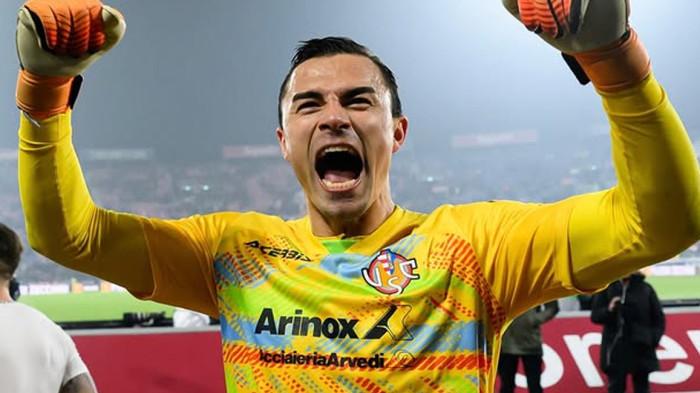 KORBAN PETASAN - Kiper berdarah Indonesia, Emil Audero saat bermain untuk Cremonese di Liga Italia Serie A musim 2025/2026. Audero menjadi korban pelemparan petasan yang dilakukan penonton dari arah curva pendukung Inter Milan pada laga Liga Italia Serie A, Senin (1/2/2026).