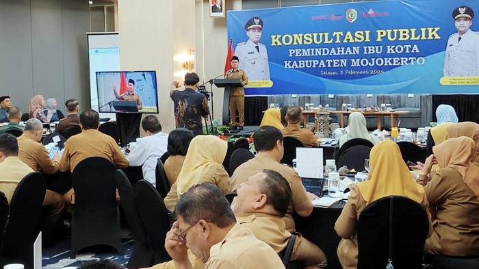 PROGRM STRATEGIS - Bupati Mojokerto, Mohammad Albarra (Gus Barra) dalam kegiatan Konsultasi Publik Pemindahan Ibu Kota Kabupaten Mojokerto, di Hotel Aston, Kecamatan Puri, Kabupaten Mojokerto, Jawa Timur pada Selasa (3/2/2026). Tahapan pemindahan tinggal selangkah lagi, menunggu restu DPRD Kabupaten Mojokerto.