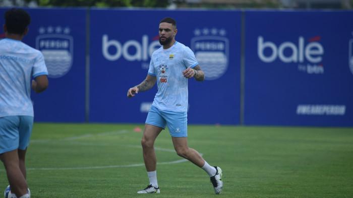 LATIHAN PERDANA - Pemain anyar Persib Bandung, Layvin Kurzawa saat berlatih pertama kali di lapangan pendamping Stadion GBLA, Rabu (28/1/2026). (Persib.co.id)