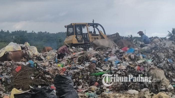 PROSES PEMBUANGAN SAMPAH - Penampakan tumpukan sampah di TPA Aie Dingin, Kecamatan Koto Tangah, Kota Padang, Selasa (3/2/2026). Kadis DLH Bukittinggi, Aldiasnur sebut Kota Bukittinggi mengangkut sebanyak 80 hingga 85 ton sampah setiap harinya ke TPA Aie Dingin, Padang.