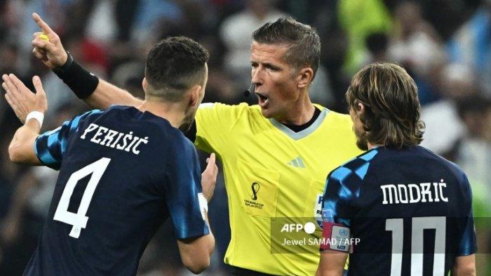 ADU ARGUMEN - Gelandang Kroasia #04 Ivan Perisic berdebat dengan wasit Italia Daniele Orsato di sebelah gelandang Kroasia #10 Luka Modric selama pertandingan semifinal sepak bola Piala Dunia Qatar 2022 antara Argentina dan Kroasia di Stadion Lusail di Lusail, utara Doha pada 13 Desember 2022. (Foto arsip)