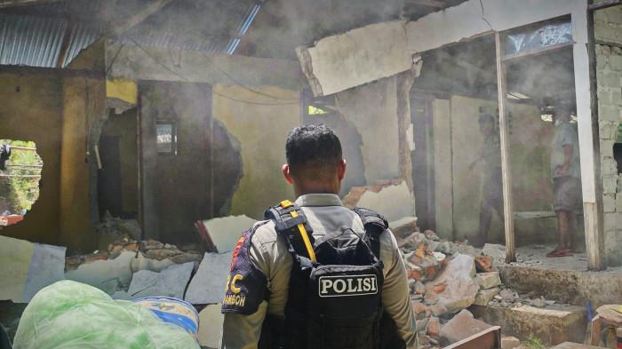 EKSEKUSI RUMAH - Aparat kepolisian mengawal pembongkaran rumah warga Dusun Tabe Jou, Kawasan Kopertis, Kecamatan Sirimau, Kota Ambon, Selasa (3/2/2026).
