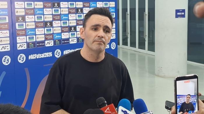 SANGAT TAK PUAS - Pelatih Timnas Futsal Indonesia, Hector Souto saat diwawancarai usai skuad Garuda mengalahkan Vietnam dengan skor 3-2 di Indonesia Arena, Senayan, Jakarta, Selasa (3/2/2026). Meski lolos ke semifinal, Souto merasa tak puas pada penampilan Skuad Garuda di laga tersebut.