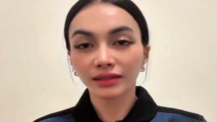 DENADA MINTA MAAF - Postingan terbaru Denada akhirnya muncul minta maaf setelah lama bungkam. Kini mengaku Ressa Rizky anak kandungnya.