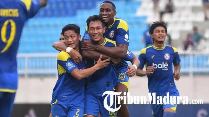 SELEBRASI RIO-HANSAMU - Pesepak bola Arema FC, Hansamu Yama Pranata (tengah) bersama para pesepak bola Arema FC berselebrasi usai menjebol gawang tim Persijap Jepara dalam laga lanjutan Super League 2025/2026 di Stadion Kanjuruhan, Kabupaten Malang, Jawa Timur, Senin (2/2/2026). Arema FC berhasil mengalahkan tim tamu Persijap Jepara dengan skor 1-0.