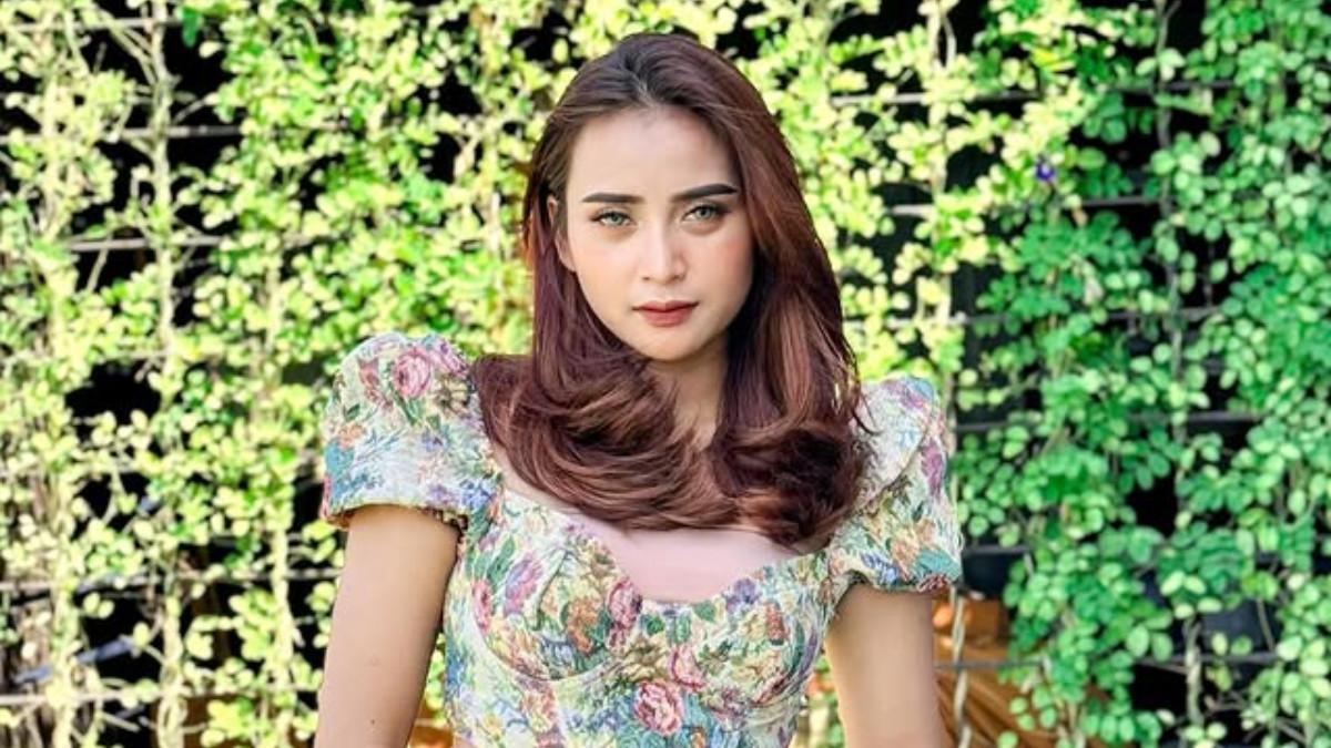 POLEMIK ANAK - Potret pedangdut Dini Kurnia, perempuan yang mengaku mantan istri dari Ressa Rossano.