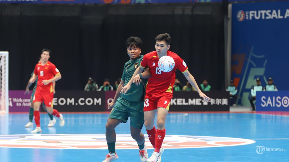 LOLOS SEMIFINAL - Pemain Timnas Futsal Indonesia (kiri) berebut bola dengan pemain Timnas Futsal Vietnam pada perempat final AFC Futsal Asian Cup 2026 di Indonesia Arena, Senayan, Jakarta, Selasa (3/2/2026). Timnas Futsal Indonesia melaju ke semifinal setelah menang 3-2 atas Vietnam. TRIBUNNEWS/HERUDIN