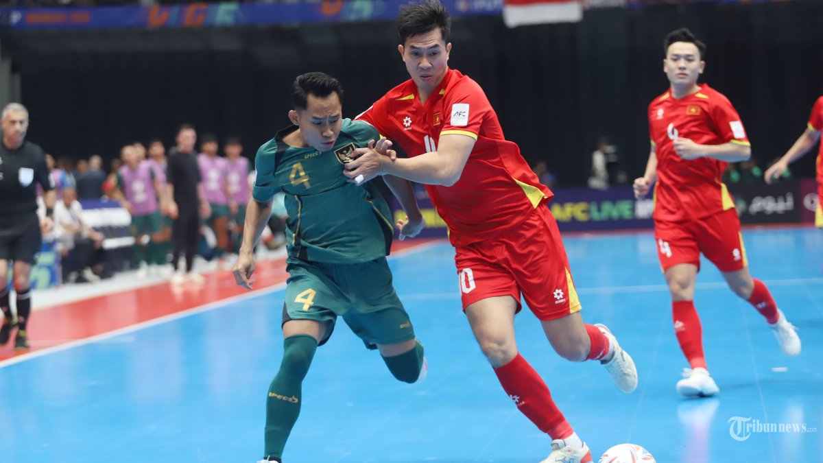 LOLOS SEMIFINAL - Pemain Timnas Futsal Indonesia Mochammad Iqbal Rahmatullah (kiri) berebut bola dengan pemain Timnas Futsal Vietnam pada perempat final AFC Futsal Asian Cup 2026 di Indonesia Arena, Senayan, Jakarta, Selasa (3/2/2026). Timnas Futsal Indonesia melaju ke semifinal setelah menang 3-2 atas Vietnam. TRIBUNNEWS/HERUDIN