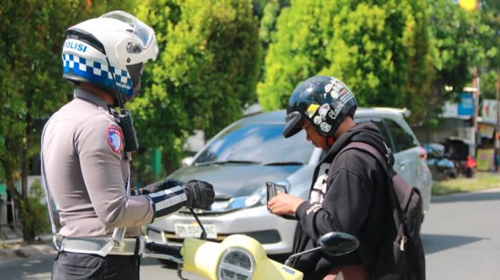 PEMERIKSAAN -- Seorang pengemudi sepeda motor tampak dimintai surat-surat oleh anggota Polresta Gorontalo Kota, Selasa (3/1/2026).