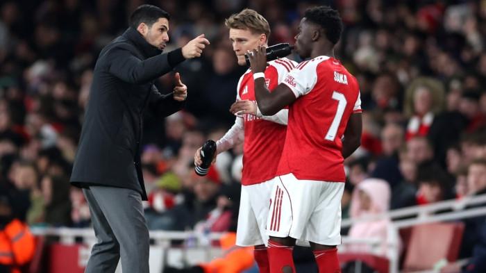 Pelatih Arsenal, Mikel Arteta bersama Martin Ødegaard dan Saka