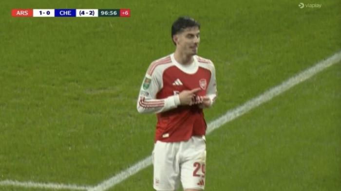 Kai Havertz menunjuk logo Arsenal usai mencetak gol