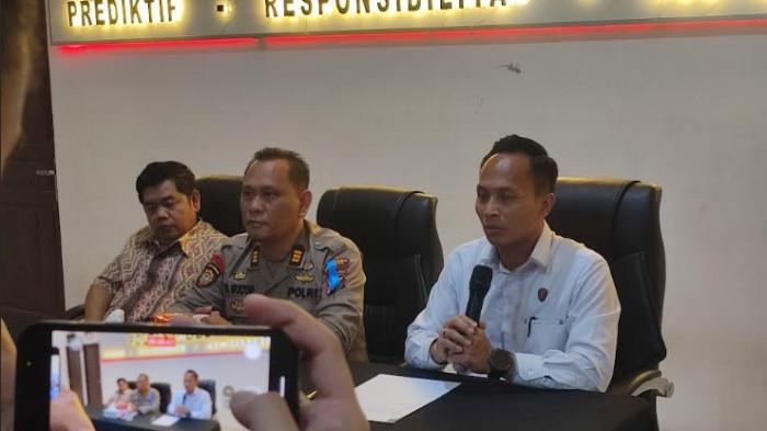 PENGANIAYAAN PELAKU PENCURIAN - Kasat Reskrim Polrestabes Medan AKBP Bayu Putro Wijayanto (kanan), menjelaskan kronologi penganiayaan yang dilakukan empat orang terhadap dua pelaku pencurian, di Polrestabes Medan, Senin (2/2/2026) malam. Aksi penganiayaan sempat dibantah keluarga pelaku, namun Kasat Reskrim menjelaskan kedua pencuri dianiaya hingga disetrum di dalam mobil.