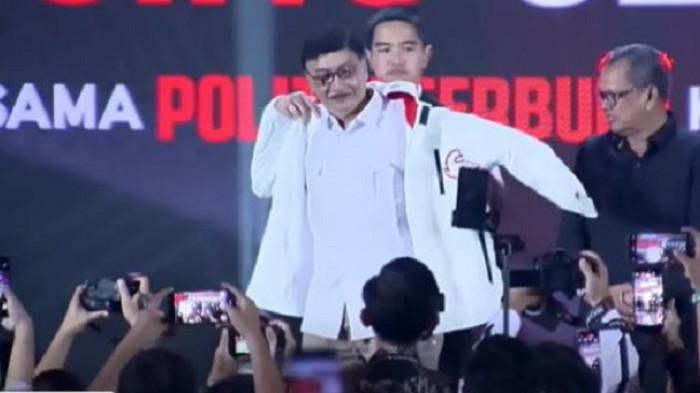 HENDRAJONI GABUNG PSI - Hendrajoni dipakaikan jaket PSI oleh Ketum PSI Kaesang Pangarep saat resmi bergabung sebagai kader baru dalam Rapat Kerja Nasional (Rakernas) PSI yang digelar di Makassar, Sulawesi Selatan, Sabtu (31/1/2026).