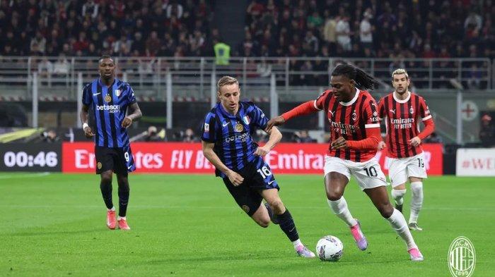 DERBY MILAN - Pemain AC Milan Rafael Leao mencoba melewati pemain Inter Milan Davide Frattesi dalam laga leg pertama Coppa Italia 2024/2025, 3 April 2025. (Website AC Milan - 21/4/2025)