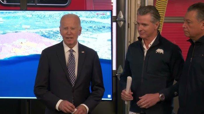 Presiden AS, Joe Biden (kiri) bersama Gubernur California, Gavin Newsom (Kanan), dalam pengarahan terkait kebakaran hutan di Los Angeles pada Rabu waktu setempat (8/1/2025)