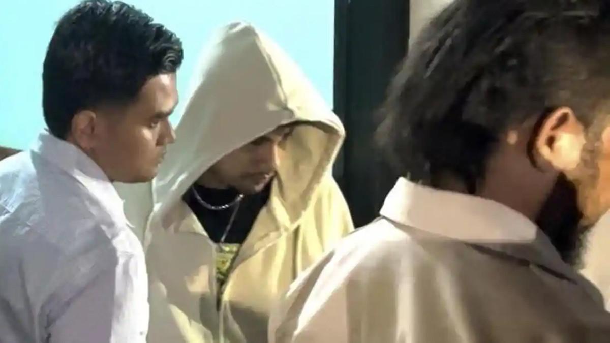 KASUS PICHE IDOL - PK alias Piche Kota keluar dari ruangan Penyidik Unit Perlindungan Perempuan dan Anak (PPA) Satreskrim Polres Belu usai diperiksa selama kurang lebih enam jam dalam kasus dugaan persetubuhan terhadap anak di bawah umur berinisial ACT (16). PK keluar dari ruangan sekitar pukul 23:45 Wita. Senin (2/2/2026).