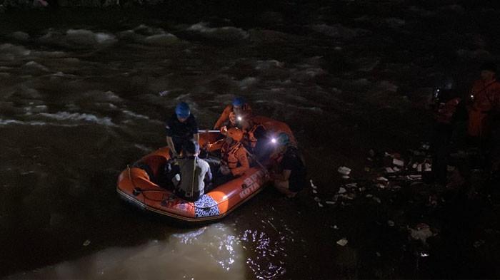 BOCAH BOGOR HANYUT: Pencarian bocah berinisial MD (8) yang hanyut di Aliran Sungai Cisadane Gunung Batu, Kecamatan Bogor Barat, Kota Bogor, dihentikan sementara, Selasa (3/2/2026) malam.
