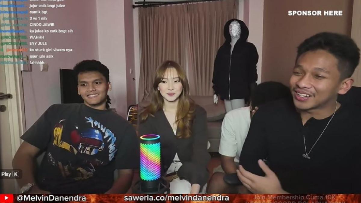 KEMUNCULAN JULE - Jule akhirnya muncul ke publik bersama Safrie Ramadan setelah resmi cerai dengan Na Daehoon. Ia beber hubungannya dengan Safrie Ramadan saat ini.