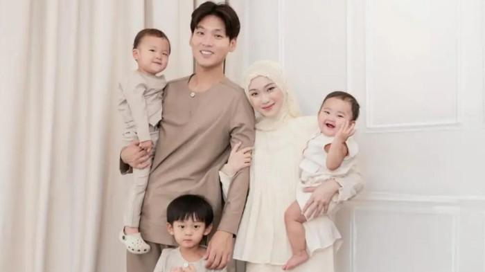 NA DAEHOON DAN JULE - Foto keluarga Na Daehoon dan istrinya Julia Prastini. Daehoon buka suara soal isu perselingkuhan istrinya, tetap kuat, dan minta anak-anak dijauhkan dari sorotan publik.