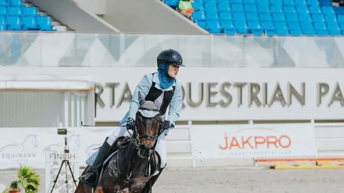 Cut Syifa ketika mengikuti kompetisi berkuda.