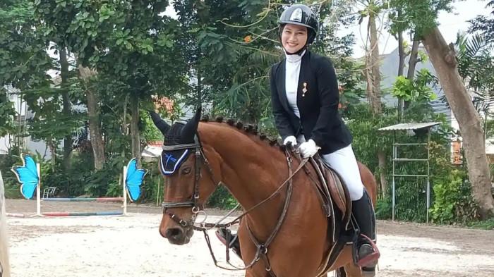Melody Laksani ketika mengikuti kompetisi berkuda TOSI Season 3.