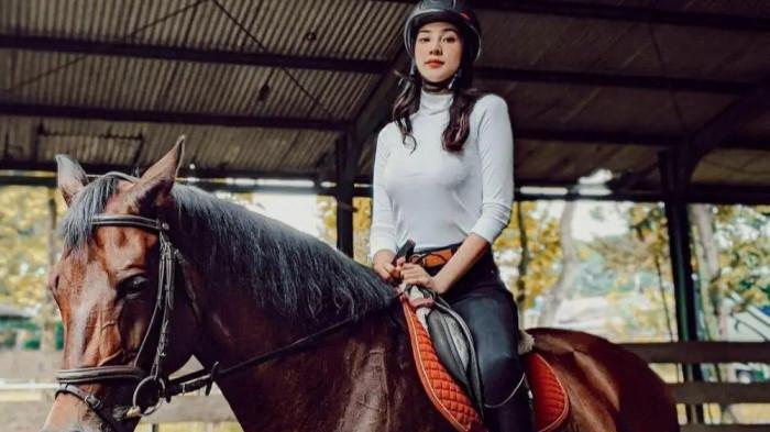 Anya Geraldine ketika berkuda.