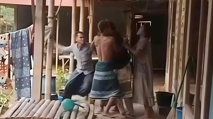 NENEK DIKEROYOK - Tangkapan layar video aksi lima orang melakukan pengeroyokan kepada seorang nenek berinisial NH di teras rumahnya, Desa Cangkarman, Kecamatan Konang, Kabupaten Bangkalan, Madura, Jawa Timur pada Kamis (23/12/2025) pukul 06.00 WIB. Kasus ini resmi dinaikkan ke tahap penyidikan oleh Satreskrim Polres Bangkalan.