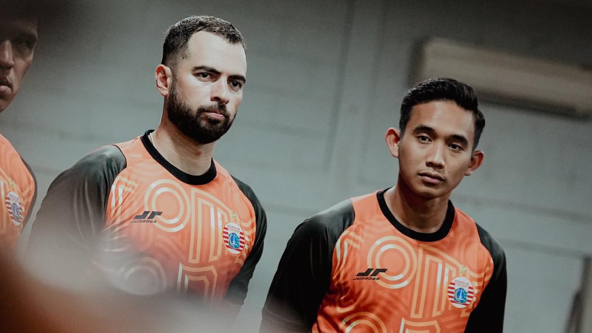 BURSA TRANSFER PERSIJA JAKARTA - Dua bek Persija Jakarta, Jordi Amat dan Rizky Ridho. Pemain asing kesembilan Persija Jakarta diprediksi bakal jadi bestie Jordi Amat dan Rizky Riho.