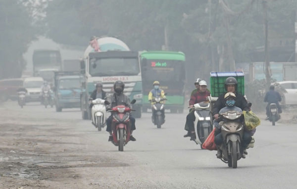 Air pollution on Phan Trong Tue street, Thanh Tri commune. Photo: Hoang Giang