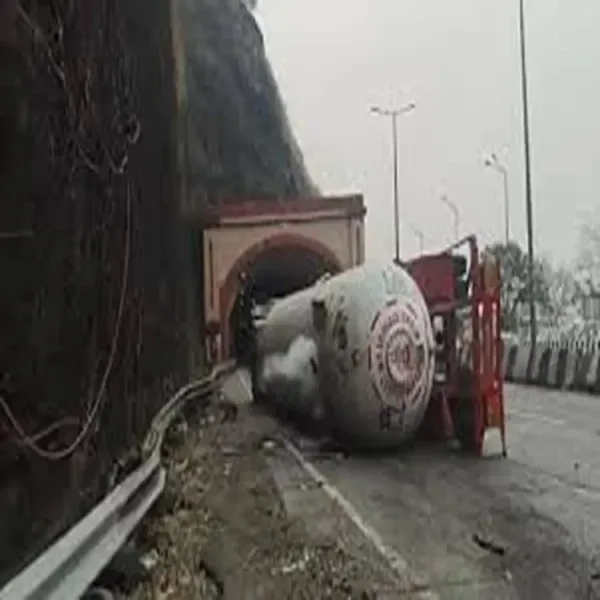 overnight tanker crash mumbai pune expressway