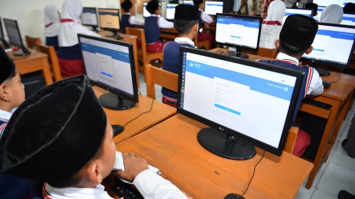 Sejumlah murid mengikuti TKA