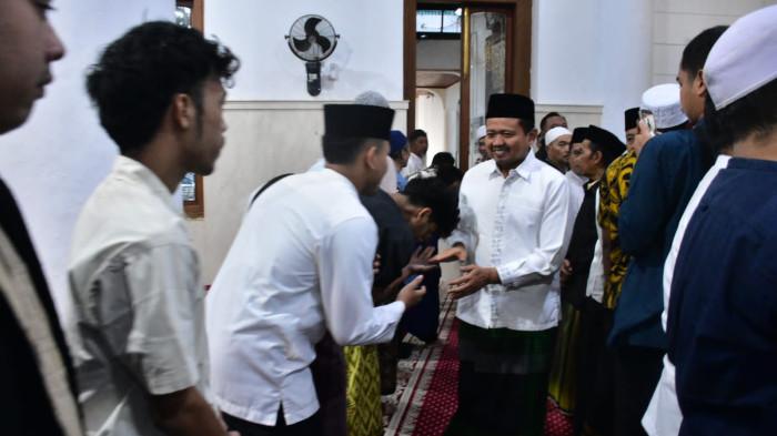 SUBUH BERJAMAAH - Ratusan pejabat Pemerintah Daerah Kabupaten Sumedang mengikuti Shalat Subuh berjamaah bersama Bupati Sumedang Dony Ahmad Munir dan Wakil Bupati M Fajar Aldila di Masjid Agung Sumedang, Rabu (4/2/2026).