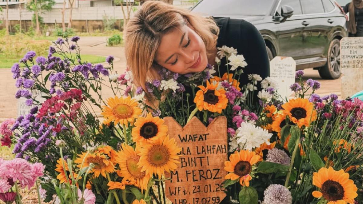 KEMATIAN LULA LAHFAH - Lula Lahfah meninggal pada Jumat (23/1/2026). Awkarin akhirnya sambangi makam Lula setelah hampir 2 minggu kematian sahabatnya tersebut.