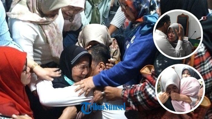 TANGIS HISTERIS -- Terdakwa Fitrianti Agustinda dan Dedi Sipriyanto menangis pasca putusan vonis sidang kasus korupsi PMI Palembang, Rabu (4/2/2026). Dedi Sipriyanto memeluk ibunya yang menangis histeris.