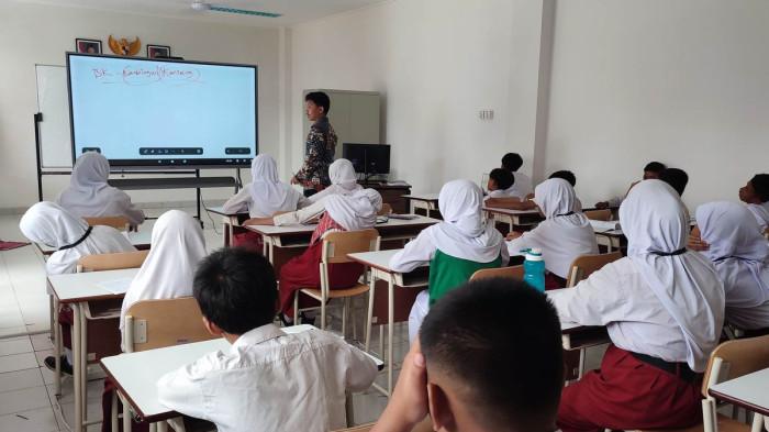POTRET BURAM PENDIDIKAN - Foto ilustrasi terkait kasus seorang siswa kelas IV SD di Kabupaten Ngada, Nusa Tenggara Timur (NTT) ditemukan meninggal dunia pada Kamis (29/1/2026). Kepolisian menyatakan dugaan awal mengarah pada tindakan bunuh diri, namun proses penyelidikan masih berlangsung.