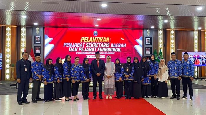 PENJABAT SEKDA NUNUKAN - Foto bersama pasca Bupati Nunukan, H Irwan Sabri melantik dan mengambil sumpah Penjabat Sekda dan 11 Pejabat Fungsional, pada Rabu (4/2/2026) pagi. Irwan Sabri dalam sambutannya berharap seluruh program dan kegiatan dapat segera dieksekusi sesuai mekanisme yang berlaku. (TribunKaltara.com/Fatimah Majid)