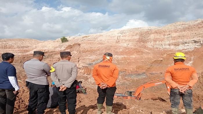 HARI KETIGA PENCARIAN - Tim SAR Gabungan dalam upaya pencarian hari ketiga terhadap satu orang penambang korban tanah longsor di kawasan eks tambang Pondi, Pemali, Bangka, Rabu (4/2/2026) sore.