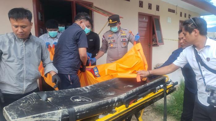 PENEMUAN MAYAT – Petugas kepolisian bersama tim Inafis Polda Gorontalo melakukan olah TKP di salah satu rumah kos di Desa Tuladenggi, Kecamatan Telaga Biru, Kabupaten Gorontalo, usai ditemukannya sesosok pria berinisial DPK (33) dalam kondisi meninggal dunia, Rabu (4/2/2026) sore.