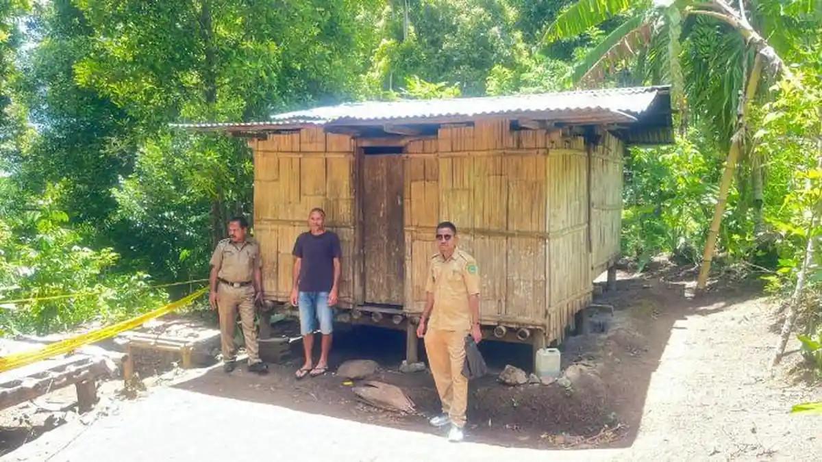 KUNJUNGI KELUARGA - Kepala Dinas Kependudukan dan Pencatatan sipil Kabupaten Ngada Gerardus Reo saat mendatangi langsung keluarga korban di Desa Naruwolo, Kecamatan Jerebu’u, Kabupaten Ngada, Selasa 3 Februari 2026.