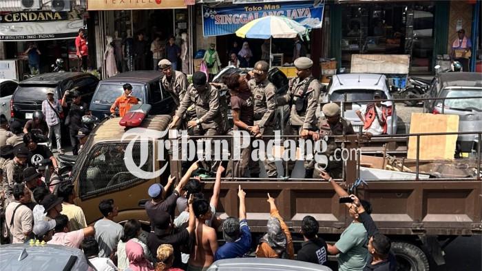 PENERTIBAN PEDAGANG- Petugas Satpol PP saat melakukan penertiban pedagang di kawasan Fase Satu Pasar Raya Padang, Kecamatan Padang Barat, Kota Padang, Selasa (3/2/2026).