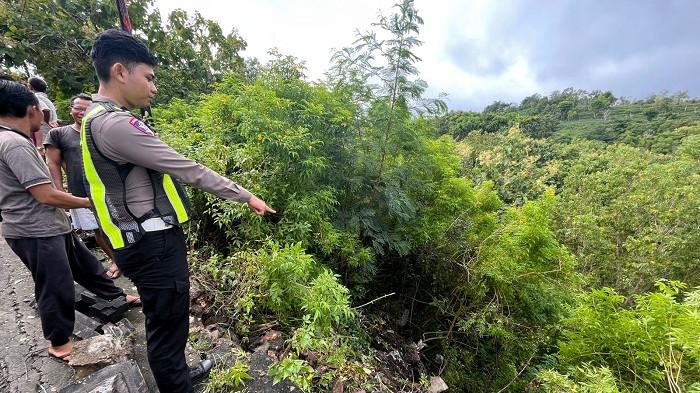TERJUN - Truk terjun ke jurang sedalam 15 meter di Jalan Raya Jurangpahit, Desa Kutampi, di Nusa Penida, Selasa, (3/2/2026).