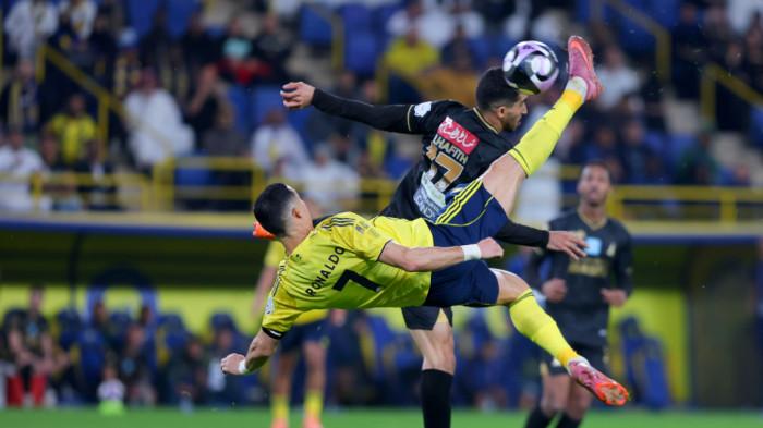 RONALDO SALTO - Bintang Al Nassr, Cristiano Ronaldo melepaskan tendangan bicycle kick alias tendangan salto pada saat Al Nassr menjamu Al Khaleej pada pekan ke-9 Liga Arab Saudi, Senin (24/11/2025) dini hari WIB. Al Nassr berhasil menang 4-1.
