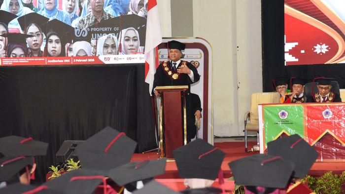 WISUDA UNG - Rektor UNG Prof  Eduart Wolok Wisuda 700 Mahasiswa di Auditorium Universitas Negeri Gorontalo (UNG) pada Senin (2/2/2026)