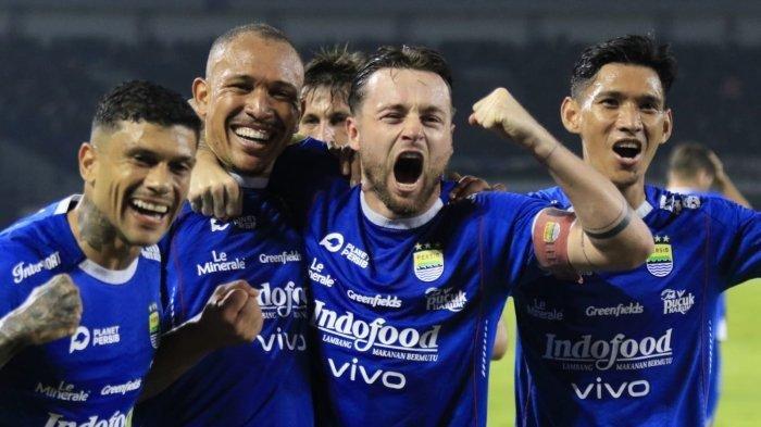 PERSIB JUARA - Pemain Persib Bandung, Gustavo de Franca merayakan gol bersama rekan-rekannya saat menghadapi PSS Sleman pada pertandingan lanjutan Liga 1 2024-2025, di Stadion Gelora Bandung Lautan Api (GBLA), Gedebage, Kota Bandung, Jawa Barat, Sabtu (26/4/2025). Persib dipastikan juara Liga 1 2024/2025.