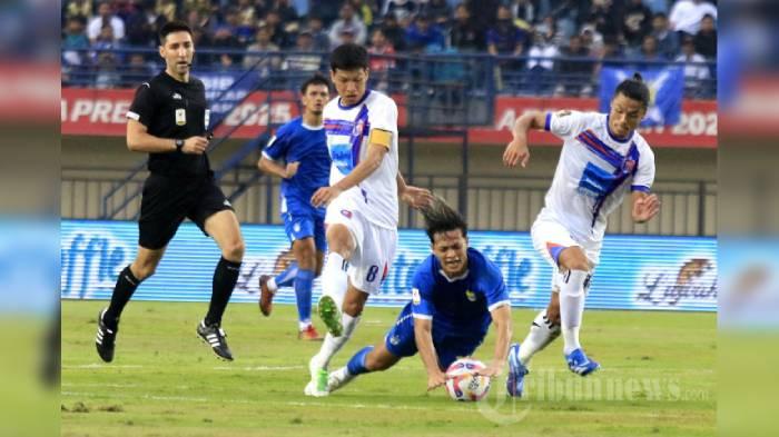 Persib Bandung menghadapi Port FC dalam laga Piala Presiden 2025 di Stadion Si Jalak Harupat, Kabupaten Bandung, Jawa Barat, Minggu (6/7/2025).