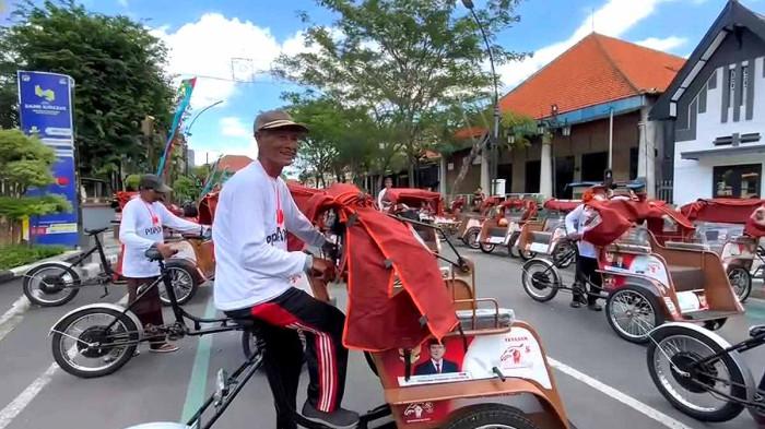 BECAK LISTRIK - Para pembecak lansia menerima bantuan becak listrik dari Presiden Prabowo Subianto yang disalurkan melalui Yayasan Gerakan Solidaritas Nasional (GSN) di Kabupaten Gresik, Jawa Timur, Rabu (4/2/2026). Sebanyak 200 unit becak listrik didistribusikan di wilayah Gresik.