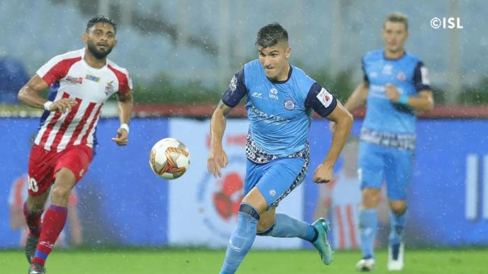 Penyerang klub Liga India, Jamshedpur yakni Sergio Castel saat memburu bola.